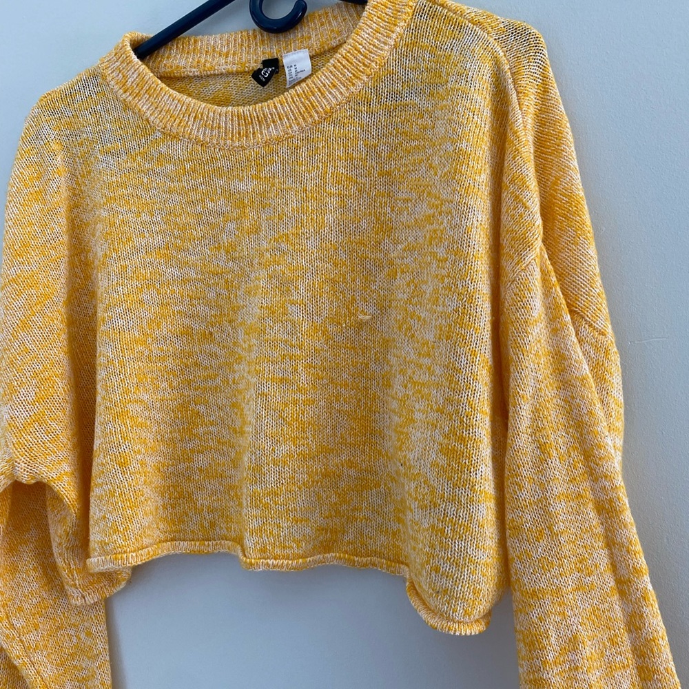 H&M Divided Yellow Knit Cropped Sweater. Size M